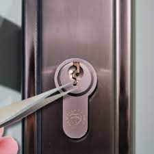 Removing a broken key in the lock