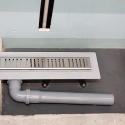 Installation of a linear siphon