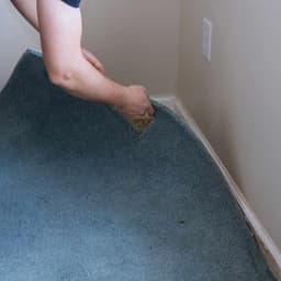 Dismantling of glued carpet