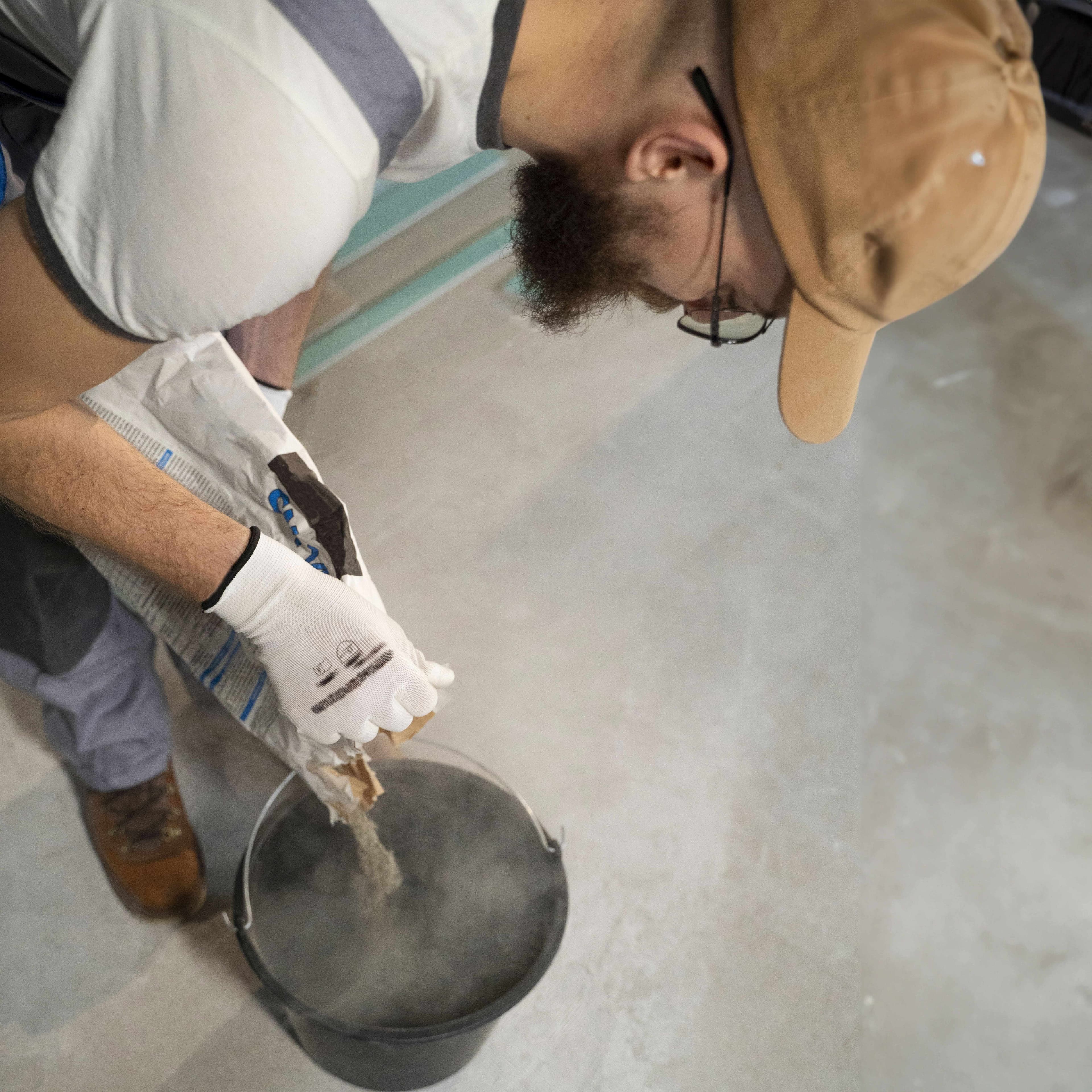 Self-leveling screed