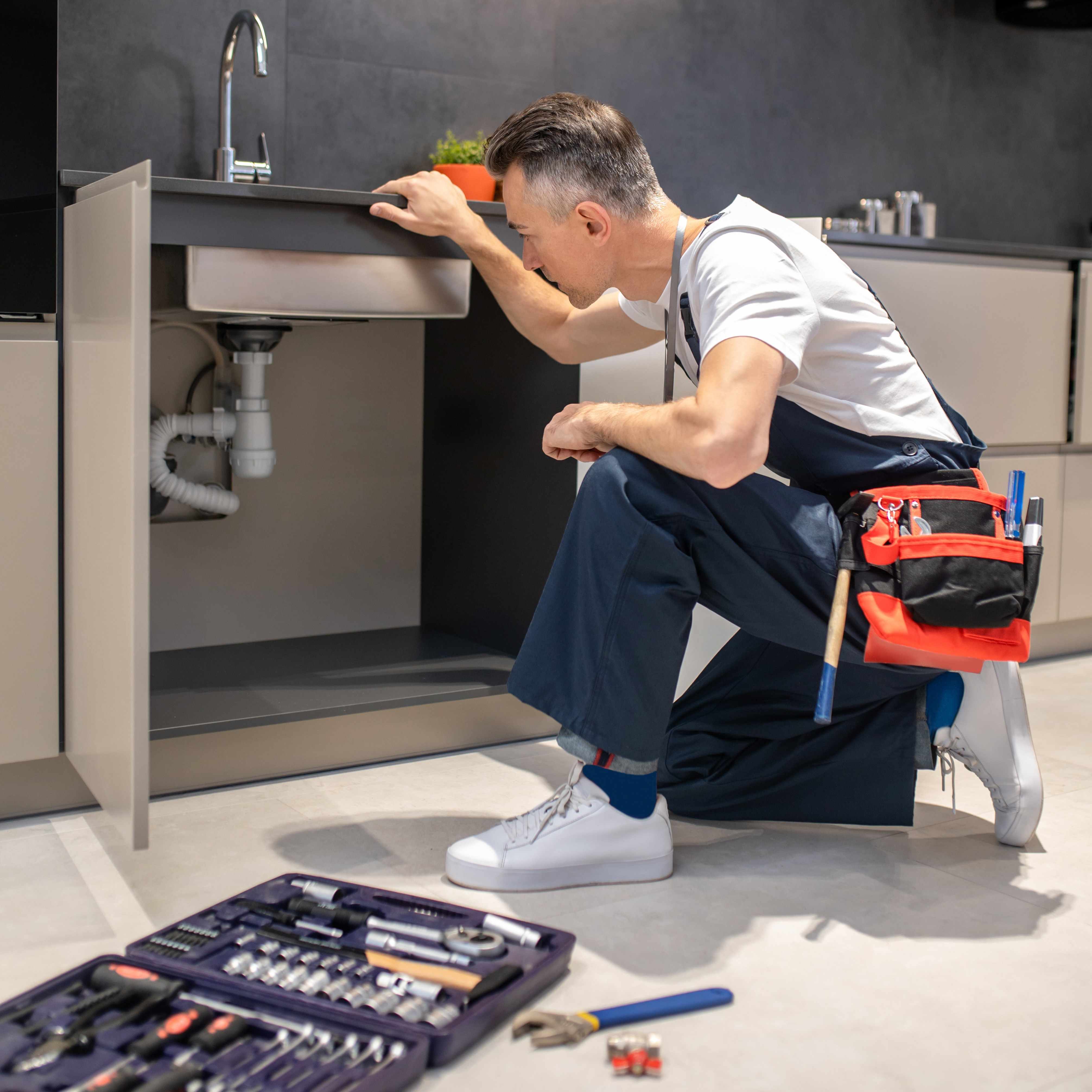 Installazione di un mobile lavabo