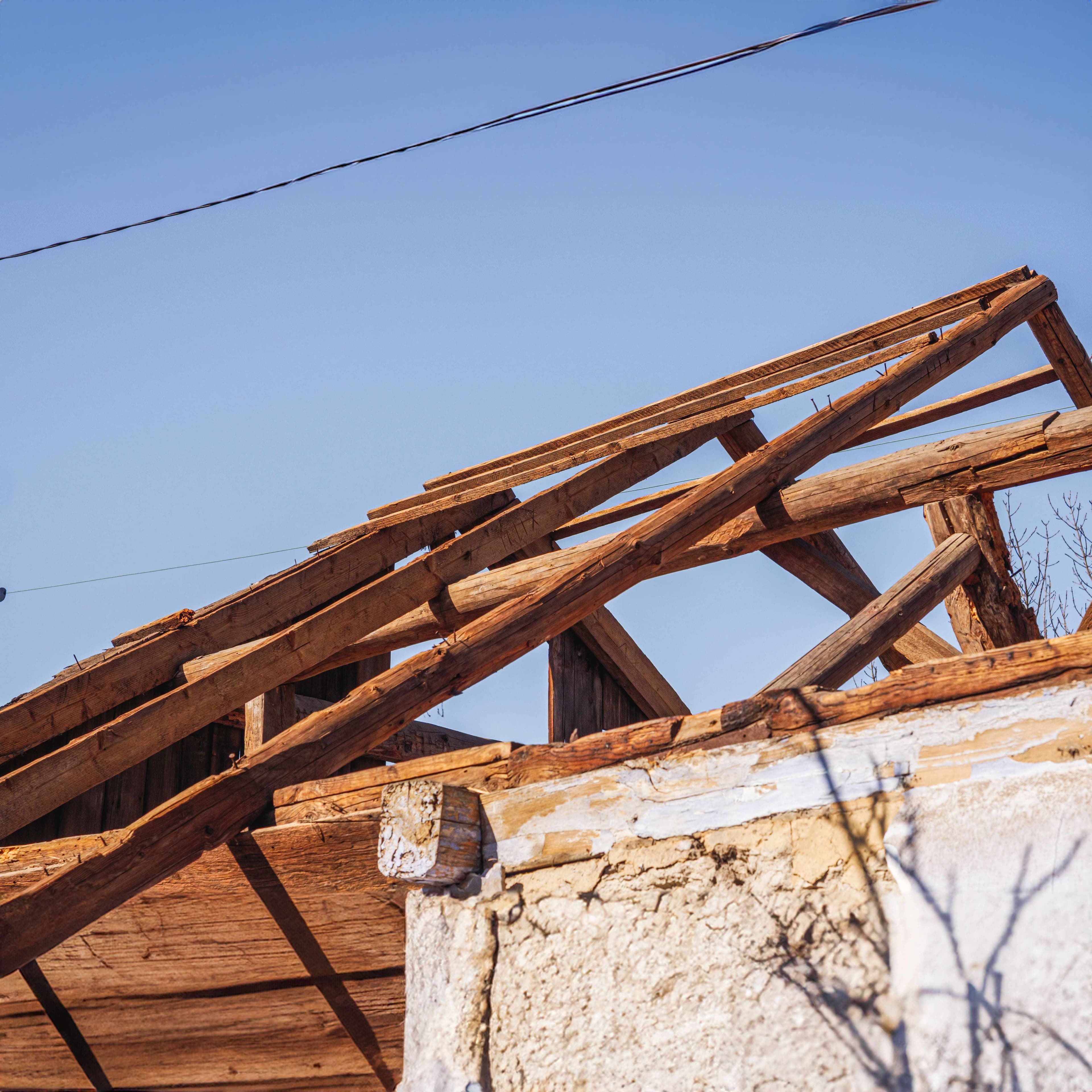 Dismantling of old board cladding