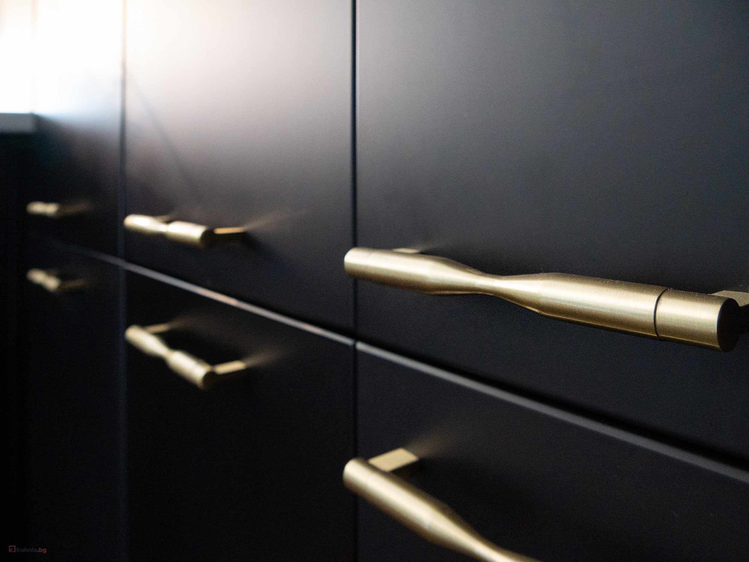 Installation de portes et poignées pour armoires de cuisine