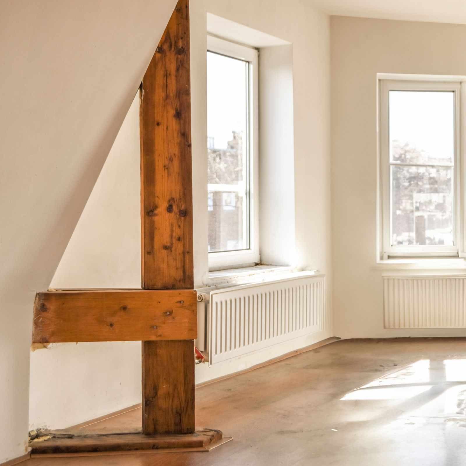 Installation von dekorativen Holzbalken