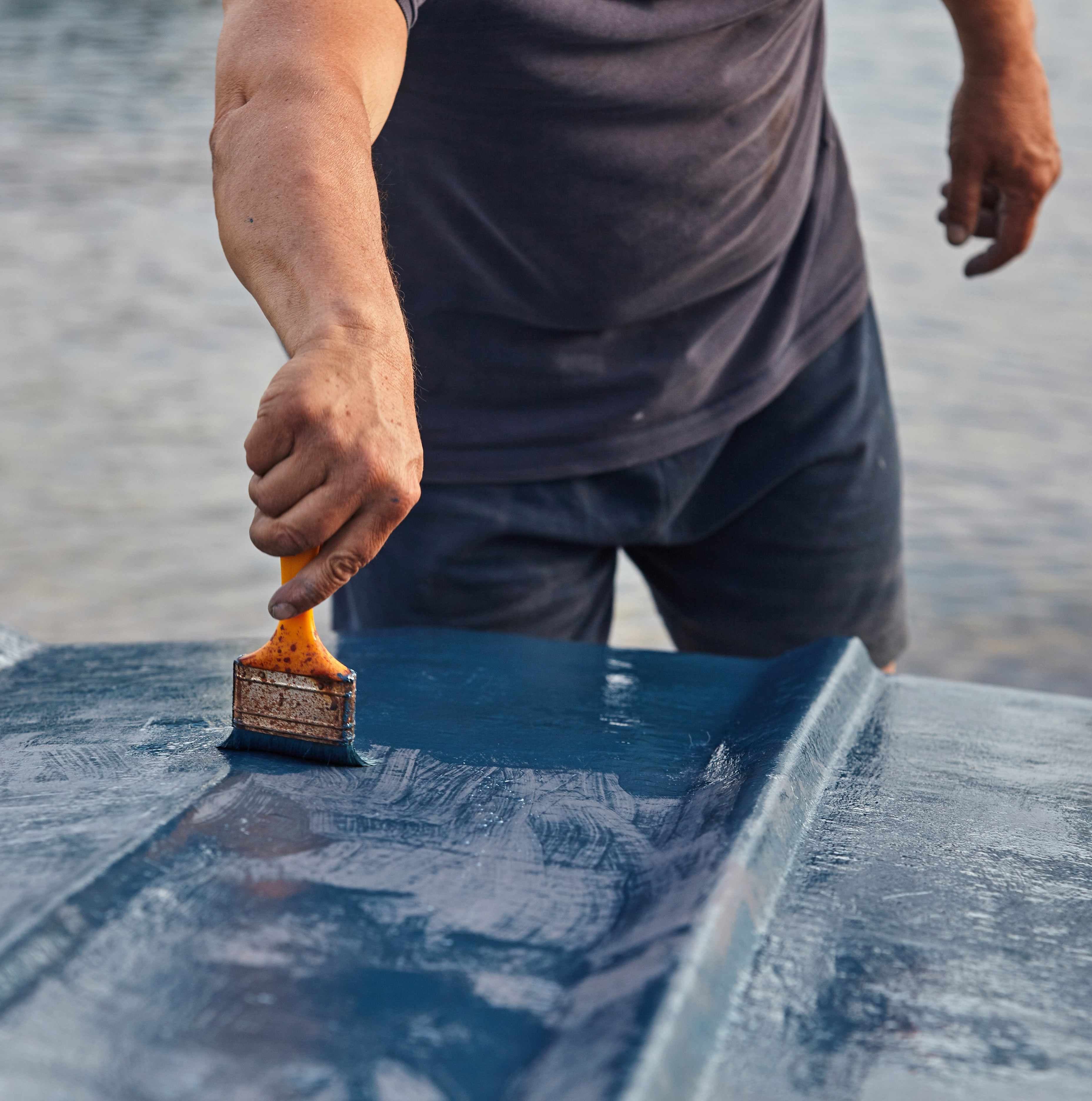 Priming the base with bitumen primer