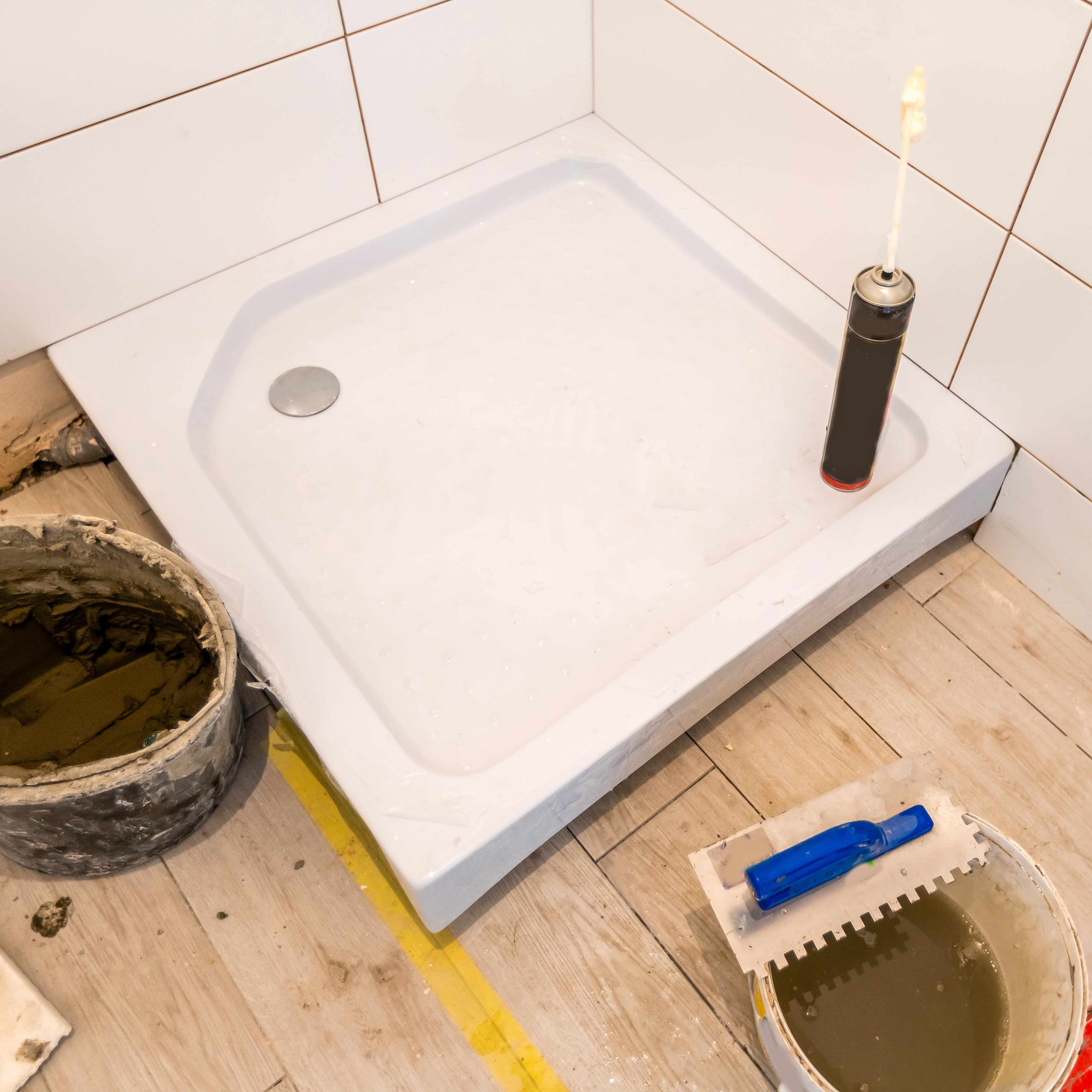Installation of a shower tray