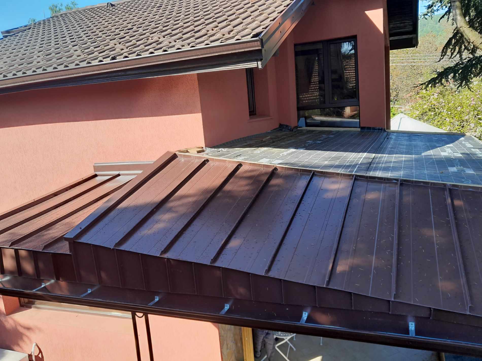 Construction of a roof with sheet metal