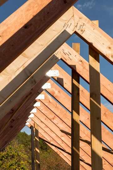 Construction of a new roof from a wooden structure