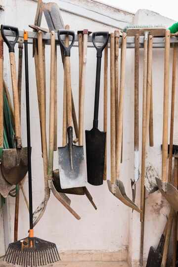 Organisatie van voorwerpen en spullen in de tuin